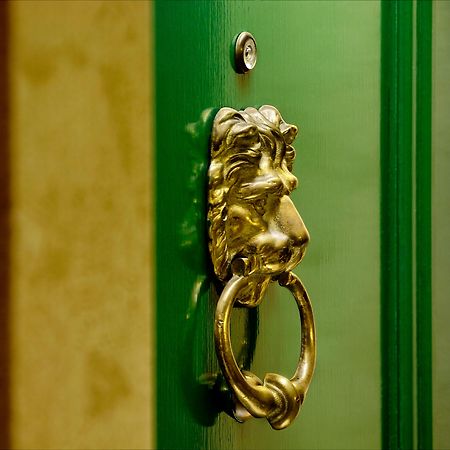 Royal Scot Hotel & Suites Victoria Bagian luar foto