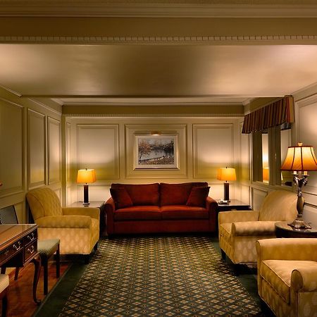 Royal Scot Hotel & Suites Victoria Bagian luar foto