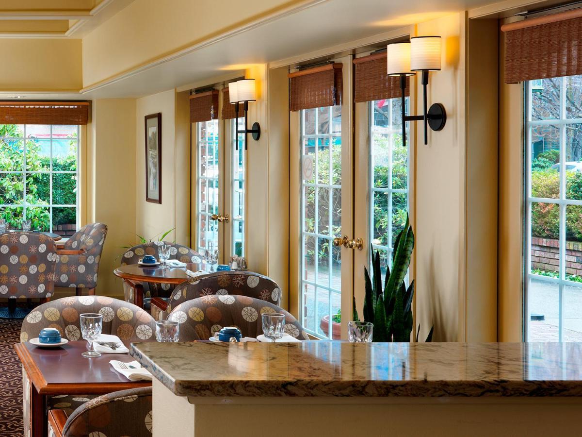 Royal Scot Hotel & Suites Victoria Bagian luar foto