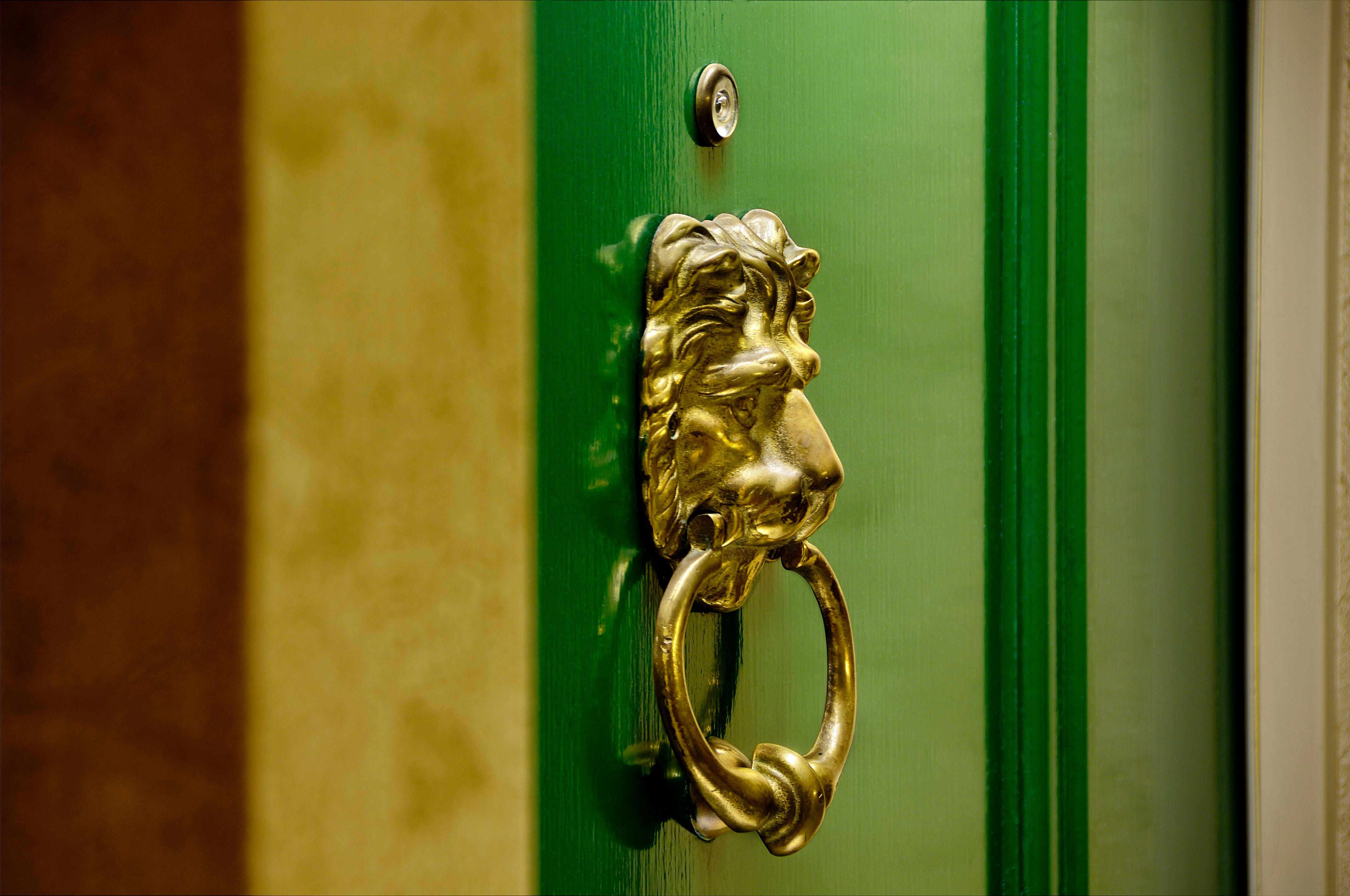Royal Scot Hotel & Suites Victoria Bagian luar foto