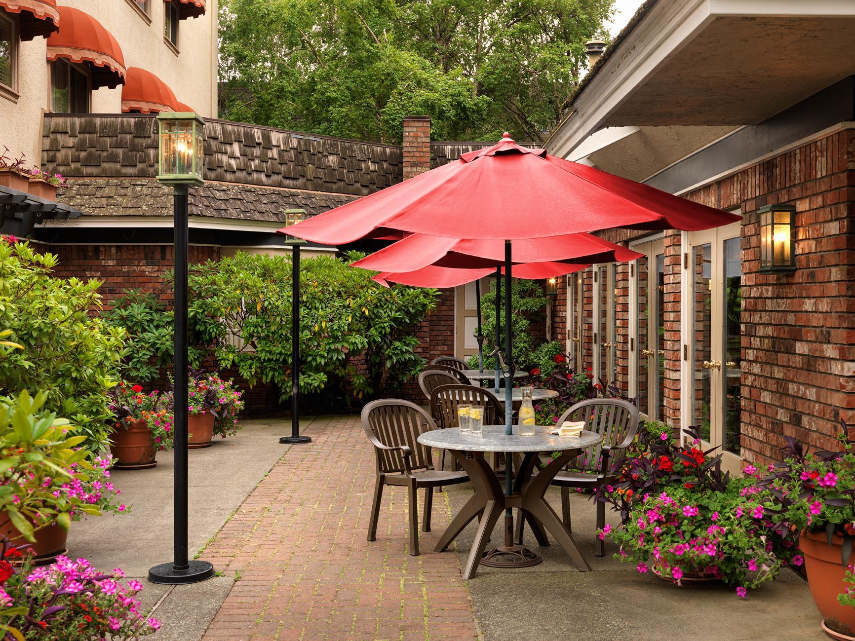 Royal Scot Hotel & Suites Victoria Bagian luar foto