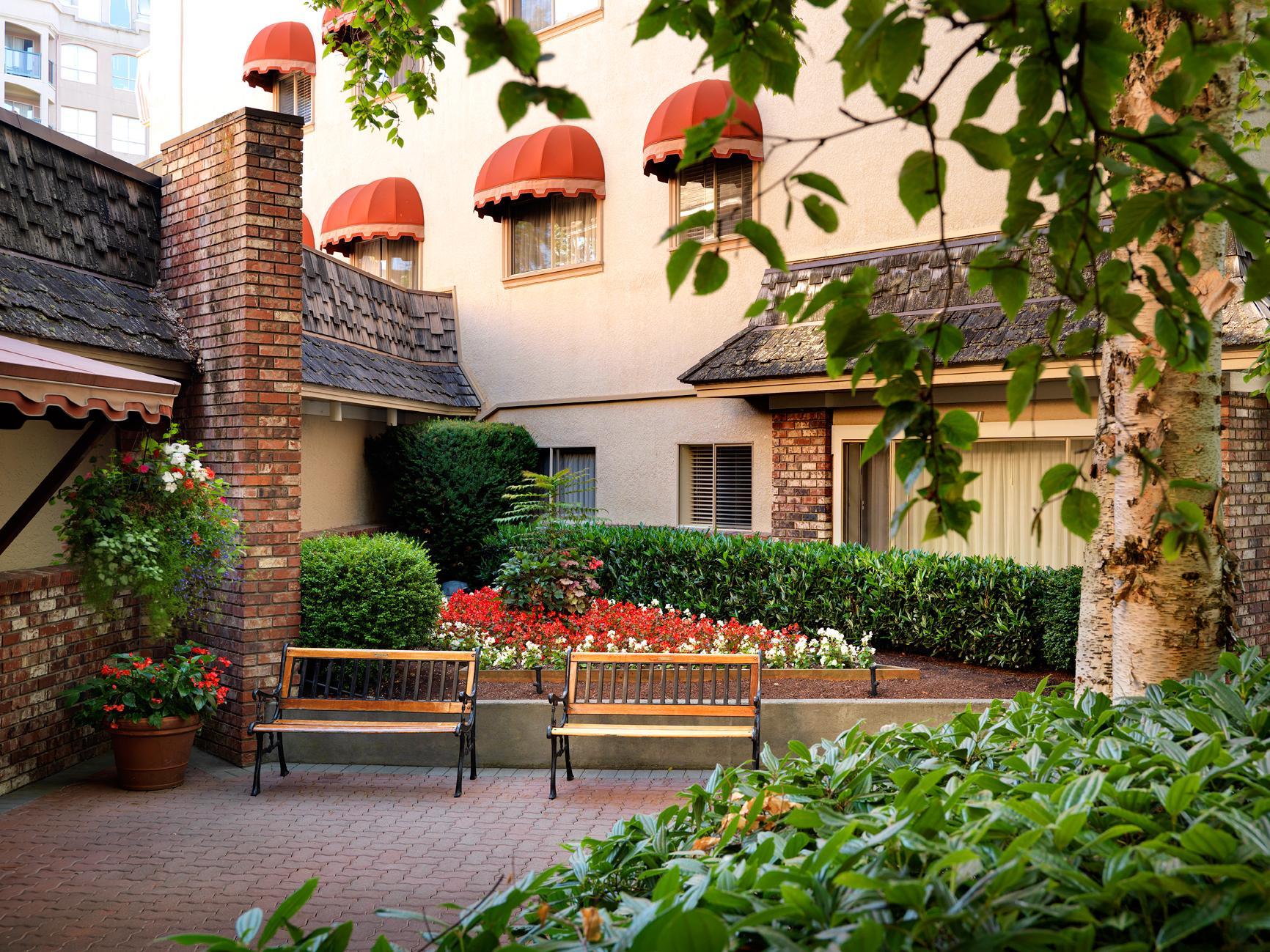 Royal Scot Hotel & Suites Victoria Bagian luar foto