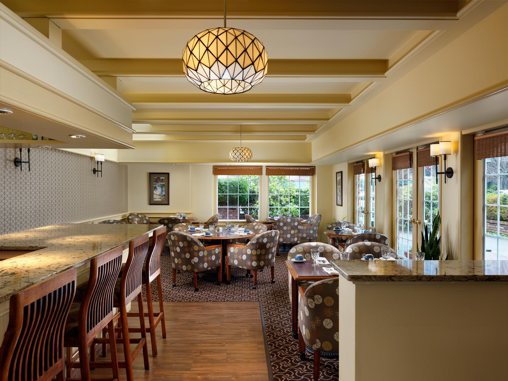 Royal Scot Hotel & Suites Victoria Bagian luar foto
