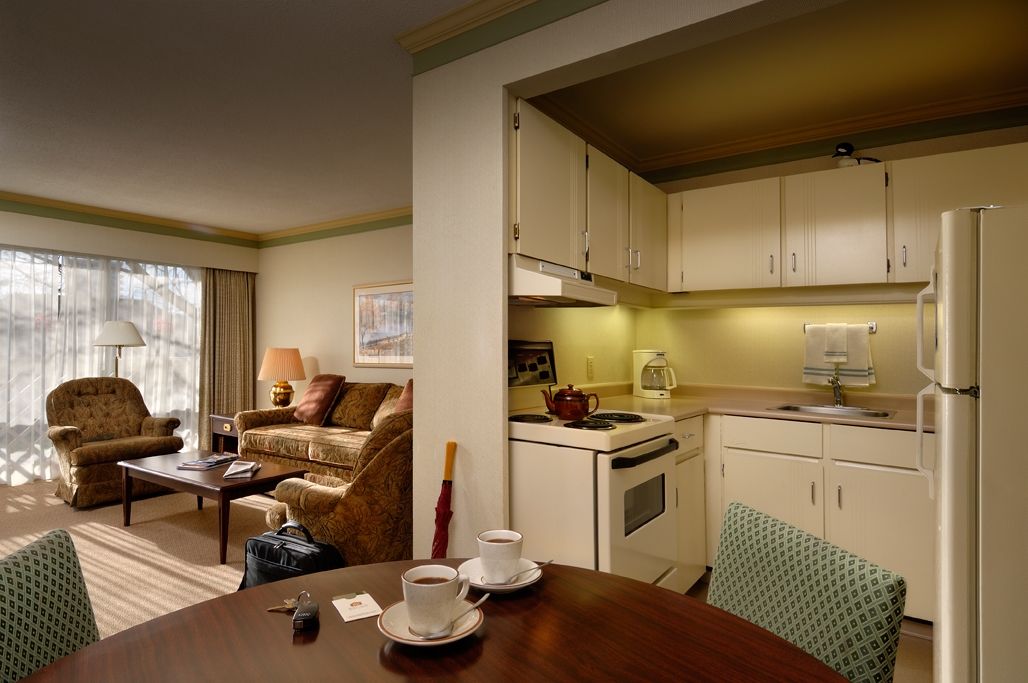 Royal Scot Hotel & Suites Victoria Bagian luar foto
